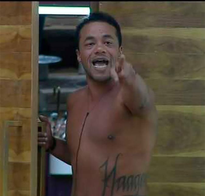 Phelipe Haagensen causou muito em A Fazenda 11. Ele chegou até mesmo a comparar mulheres a galinhas ao dizer: - Fora da casa minhas galinhas não me dão ovos, me dão prazer. O ápice, no entanto, foi quando ele beijou Hariany Almeida contra a vontade da peoa durante uma discussão, e acabou sendo expulso do confinamento.