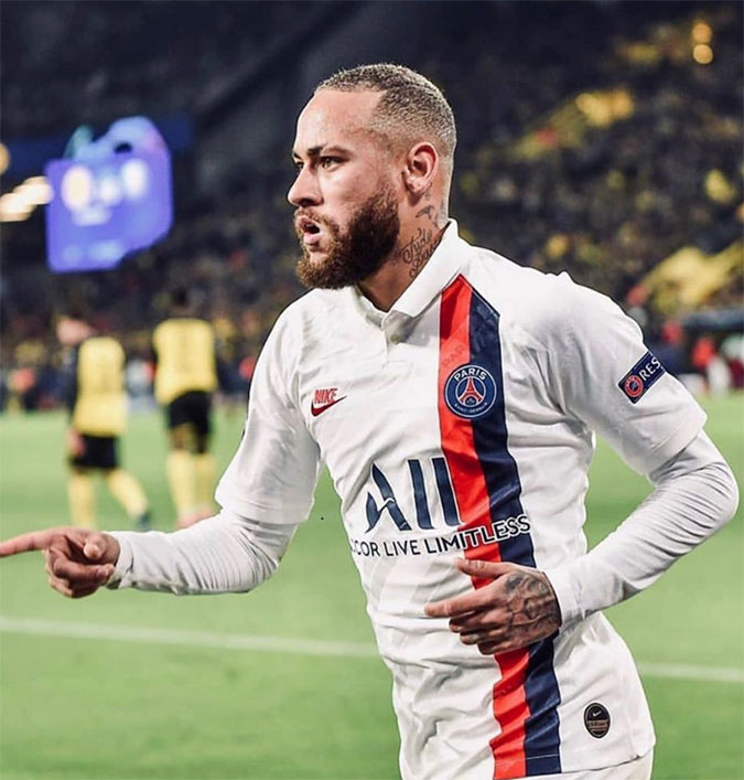 Apaixonado? Neymar se declara à bola de futebol, mas detalhe em comentário chama atenção: <i>Não fica com ciúmes</i>