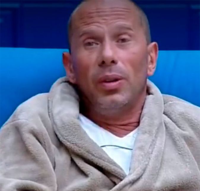 Rafael Ilha também causou em sua participação em A Fazenda. O ex-Polegar, que venceu a décima edição do reality, se envolveu em brigas com vários peões e peoas, chamou as mulheres do confinamento de frouxas e covardes e fez uma brincadeira que deixou João Zoli bem desconfortável, ao apontar uma faca para o pescoço do modelo. Eita!
