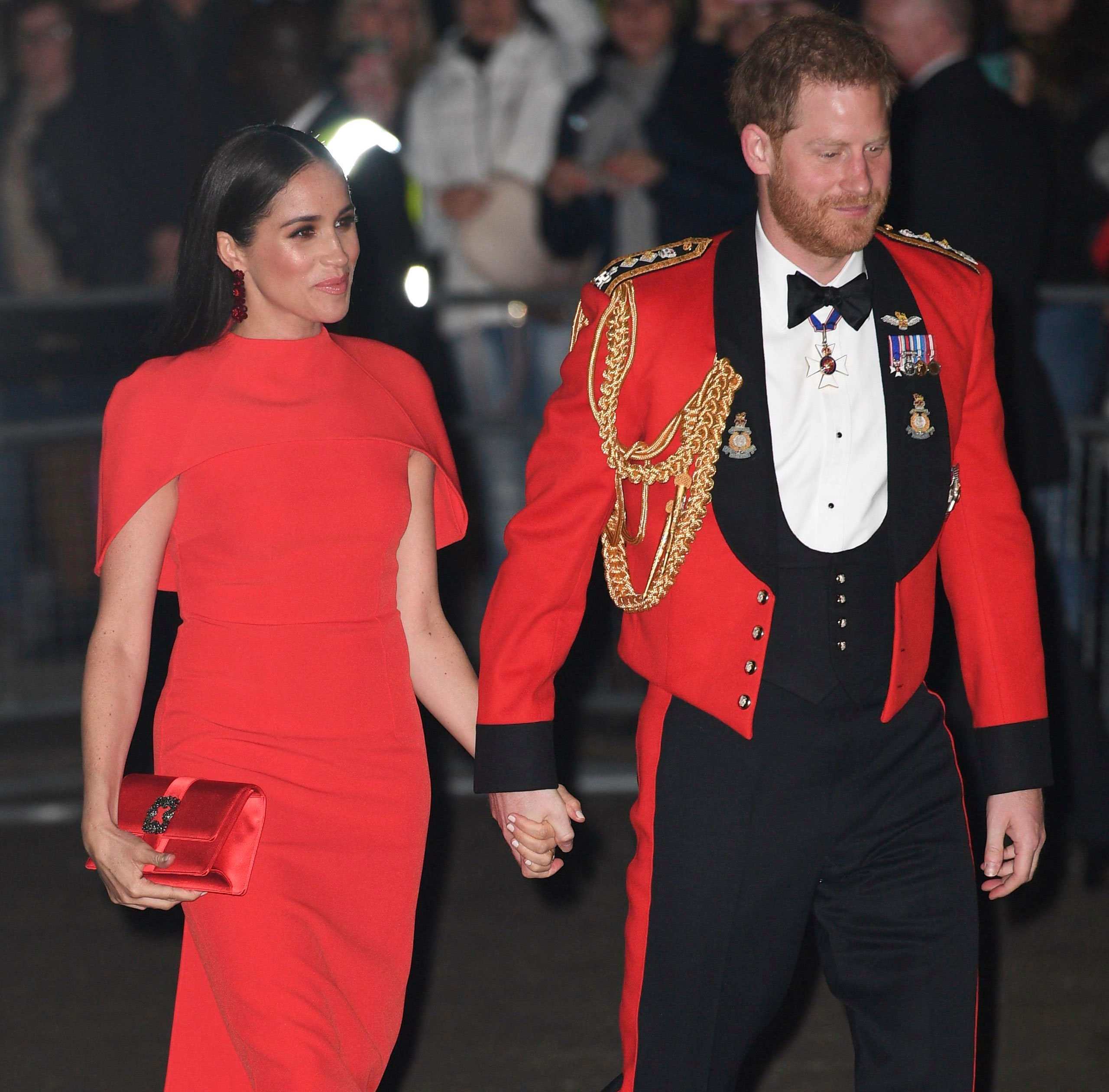 Meghan Markle e príncipe Harry fazem aparição pública depois de serem vaiados - e eles estão deslumbrantes!
