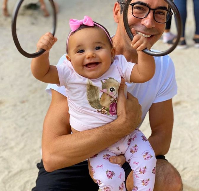 Vez ou outra, o jornalista mostra momentos em família. Para comemorar o Dia das Mulheres, Tralli postou uma foto com Manu e se declarou: Fortes de Berço. Vocês já nascem guerreiras, com uma energia e uma garra descomunal. Vocês para mim são os maiores exemplos de capacidade de realização, de resiliência, de coragem, de amor incondicional, de força espiritual. Vocês merecem tudo de melhor nessa vida. Cada dia mais sou fã de vocês. E cada dia mais agradeço o privilégio de ter três mulheres na minha vida: Tici, Rafinha e Manu. Muito obrigado por me ensinarem tanto o tempo todo. #diadamulher. Tici, claro, se derreteu pelo maridão e escreveu nos comentários: Amamos você.
