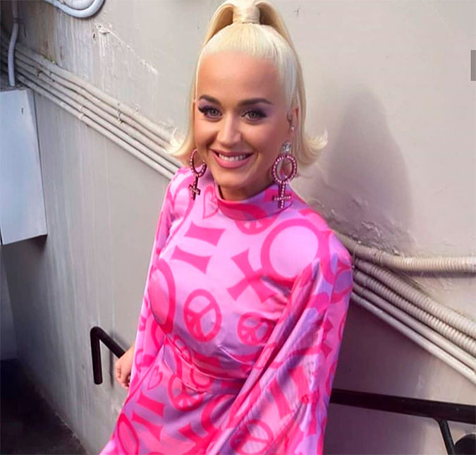 Katy Perry faz primeiro <I>show</I> após anunciar gravidez e deixa escapar: - <I>Espero que seja uma menina</I>!