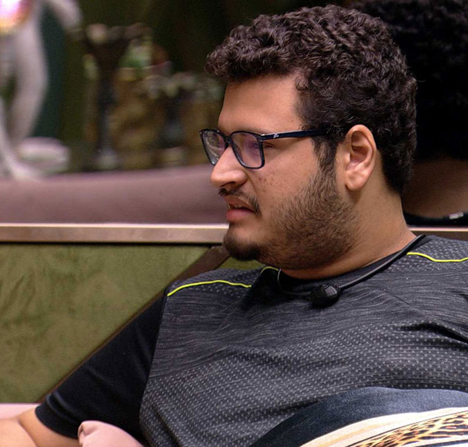 No <i>BBB20</i>, Victor Hugo cheira roupa de Guilherme e conversa sozinho no quarto como se estivesse com <i>brother</i>