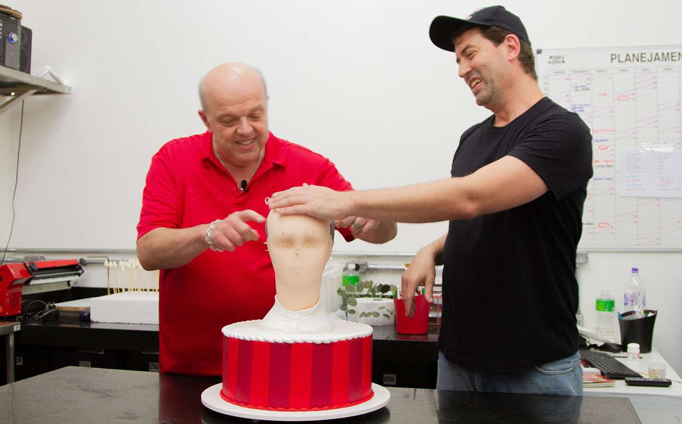 Braço direito do Cake Boss, Mauro Castano vem ao Brasil, prova doces brasileiros e ganha bolo