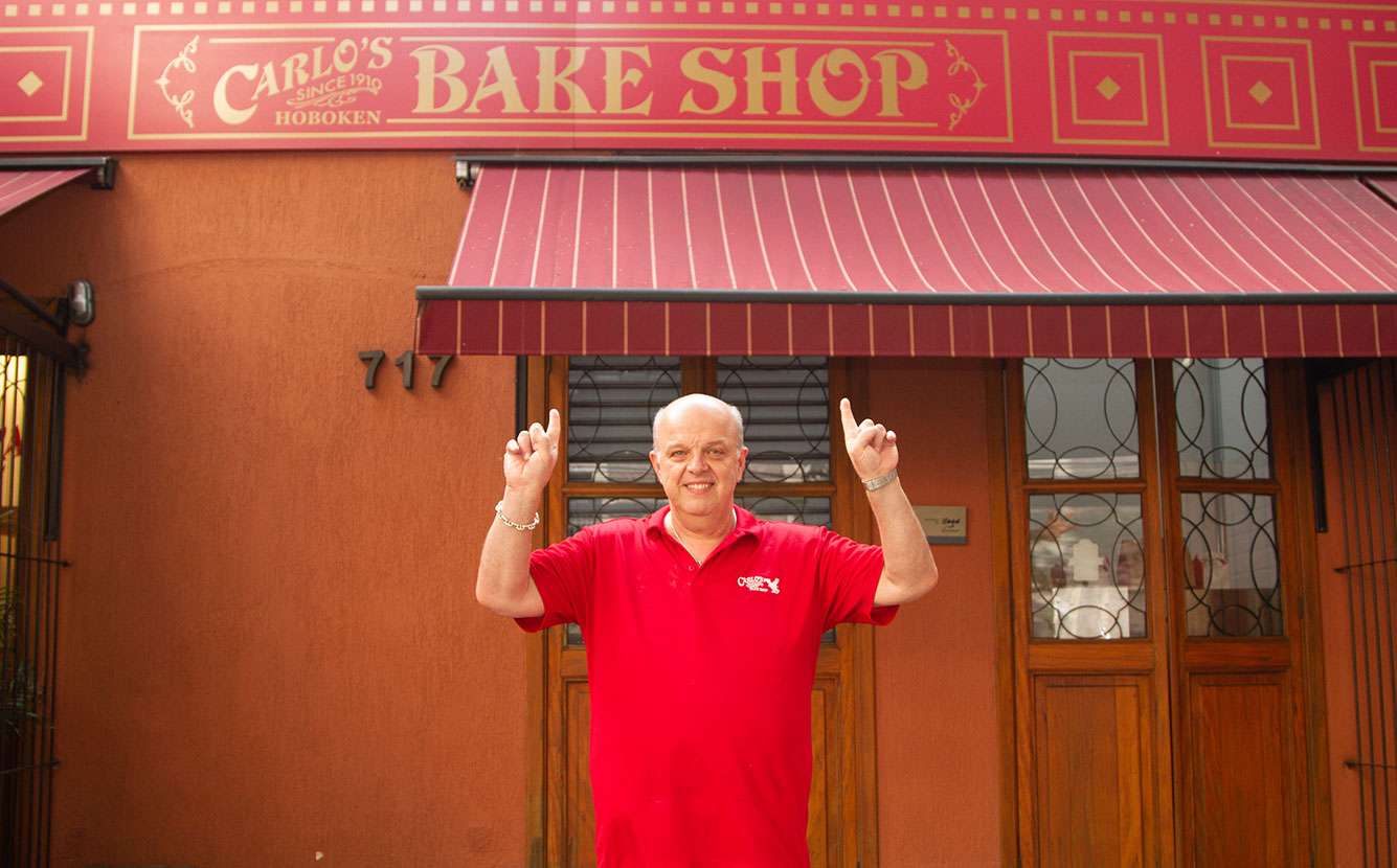 Braço direito do Cake Boss, Mauro Castano vem ao Brasil, prova doces brasileiros e ganha bolo
