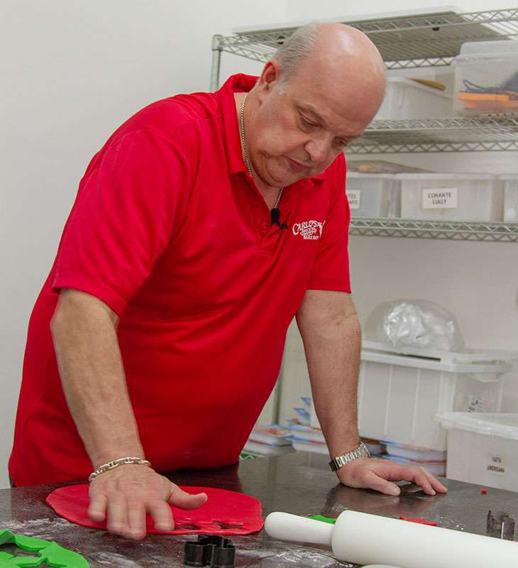 Braço direito do Cake Boss, Mauro Castano vem ao Brasil, prova doces brasileiros e ganha bolo