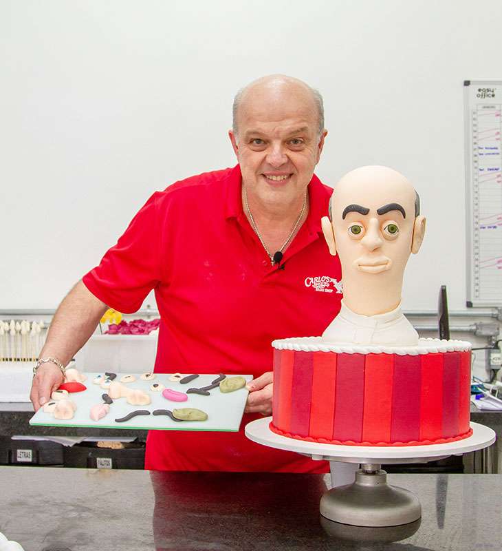 Braço direito do Cake Boss, Mauro Castano vem ao Brasil, prova doces brasileiros e ganha bolo