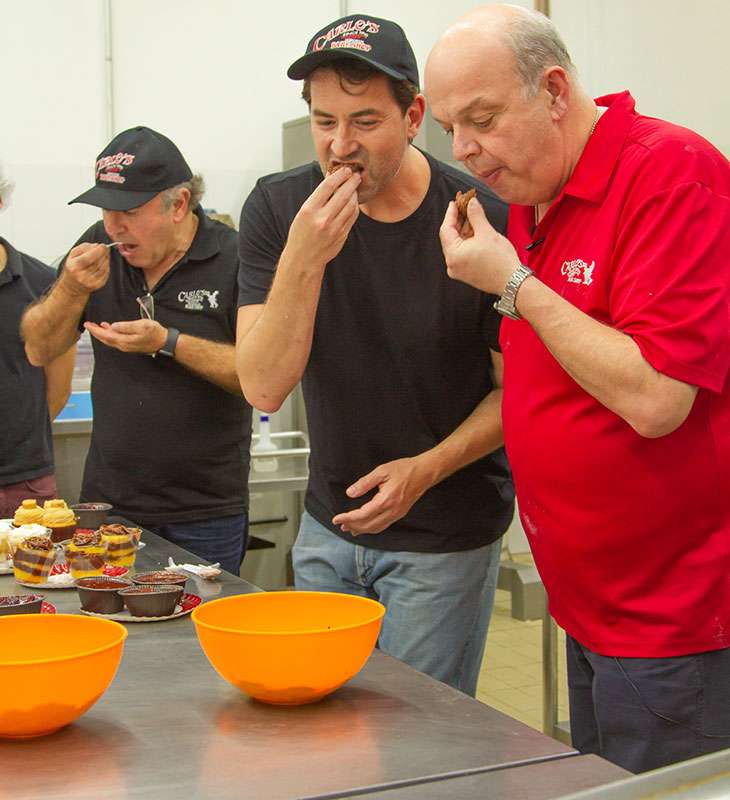 Braço direito do Cake Boss, Mauro Castano vem ao Brasil, prova doces brasileiros e ganha bolo