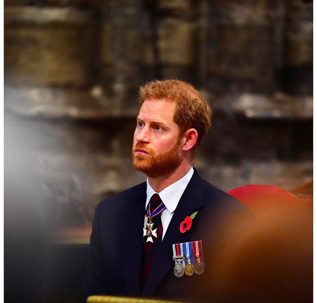 Príncipe Harry cai em trote de russos e faz comentário inédito sobre saída da Família Real