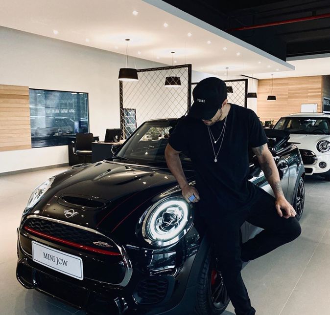 Quem acompanha o moço em suas redes sociais percebe que ele está sempre compartilhando experiências com carros, seja porque adquiriu um modelo novo, porque foi em algum evento automotivo ou porque está passeando por aí com um de seus brinquedos. Recentemente, Caio comprou um Mini Cooper JCW, que custa pelo menos 180 mil reais. Quem acompanha o moço em suas redes sociais percebe que ele está sempre compartilhando experiências com carros, seja porque adquiriu um modelo novo, porque foi em algum evento automotivo ou porque está passeando por aí com um de seus brinquedos. Recentemente, Caio comprou um Mini Cooper JCW, que custa pelo menos 180 mil reais.