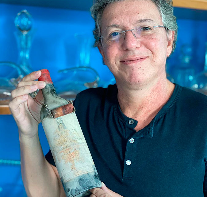 Boninho ostenta com vinho de mais de seis mil reais e fãs brincam: <i>Uma garrafa resolveria meus problemas</i>
