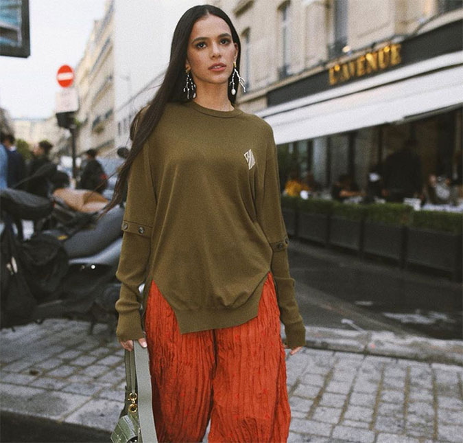 Após fazer teste para coronavírus, Bruna Marquezine tranquiliza fãs e desabafa: <I>O povo fala muito</I>