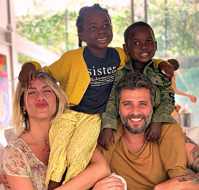 Giovanna Ewbank filma os filhos, Titi e Bless, montando uma casinha de papelão com o pai, Bruno Gagliasso