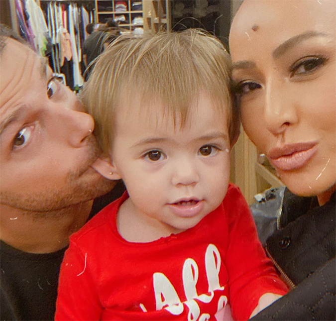 Zoe, filha de Sabrina Sato, se diverte com bolhas de sabão e <i>web</i> se derrete; confira!