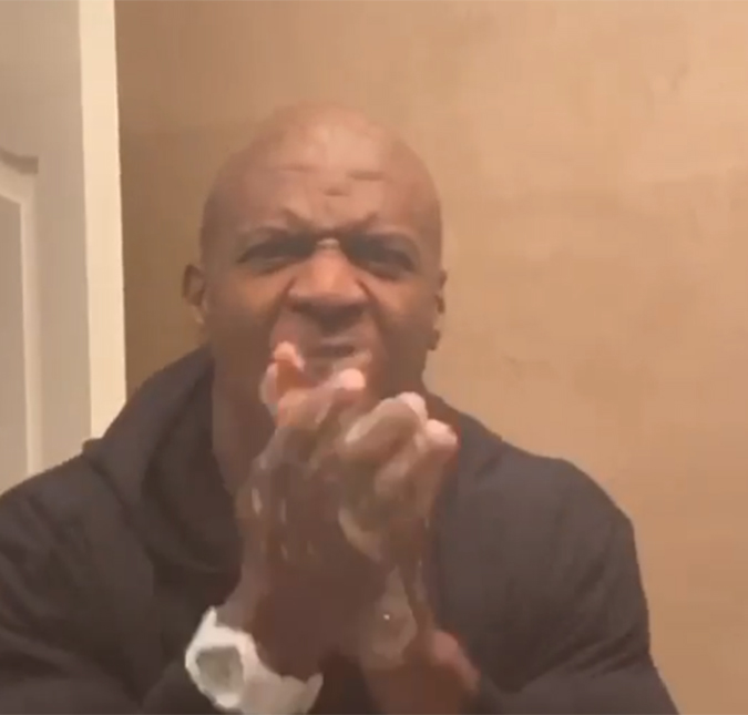 Terry Crews diverte ao ensinar fãs a lavarem as mãos em meio à pandemia do coronavírus; veja os famosos que estão fazendo o mesmo!