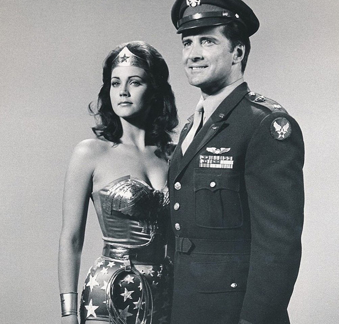 Lynda Carter presta homenagem a Lyle Waggoner, que viveu Steve Trevor na série <i>Mulher Maravilha</i>