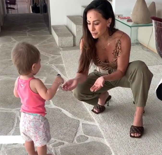 Zoe aprende a passar álcool gel nas mãos e Sabrina Sato faz alerta: <i>Momento de empatia</i>