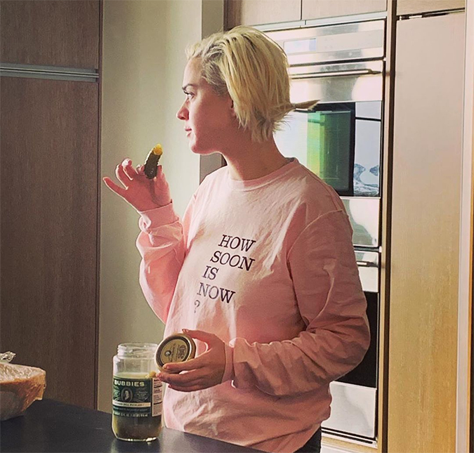 Desejos de grávida? Katy Perry posta clique divertido em que come picles direto do pote!