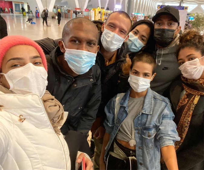 Elenco da novela <i>Gênesis</i> volta ao Brasil e Pérola Faria esclarece: <i>Estou tomando os cuidados necessários</i>