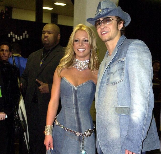 Justin Timberlake defende <i>look</i> icônico usado com Britney Spears em 2001: <i>- Você poderia arrasar com isso hoje em dia</i>