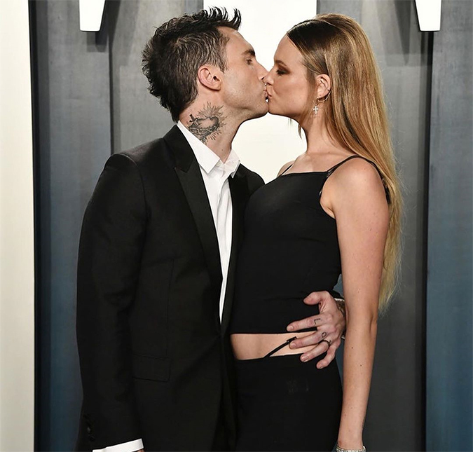 Após postar foto enigmática, esposa de Adam Levine levanta suspeitas de nova gravidez, entenda!