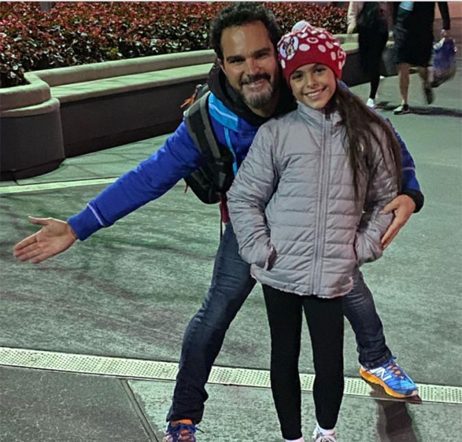 Luciano Camargo encantou os fãs e seguidores ao publicar uma foto abraçado com a filha, Isabella. Na legenda da publicação, o cantor sertanejo falou sobre como os dois possuem uma personalidade parecida: Eu e Isabella temos uma sintonia em tudo... ela ama leitura, esquece as coisas pela casa, gosta de comer de tudo e conversa o tempo todo... todo eu, escreveu. Os internautas, no entanto, notaram que a semelhança dos doisvai muito além da personalidade! Na caixa de comentários, é possível encontrar diversas mensagens de admiradores falando sobre como Isabella é a cara do pai. Uma clonezinha sua! Princesa, escreveu uma fã. Ela é a sua cara!, disseram outros.