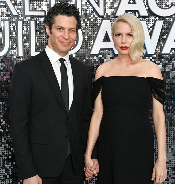 Grávida, Michelle Williams se casa em cerimônia secreta