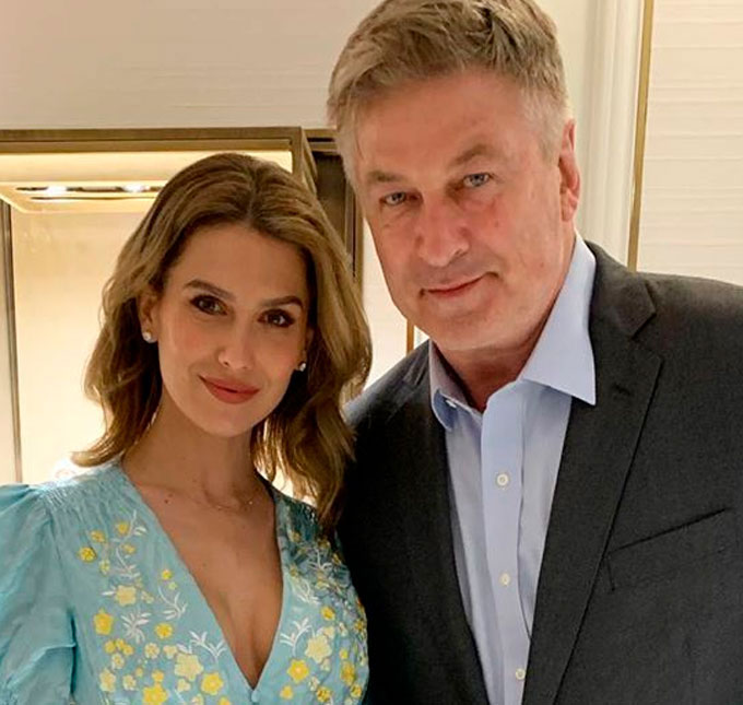 Esposa de Alec Baldwin revela que o ator ficou seis semanas dando apenas <i>apertos de mão</i> antes de beijá-la pela primeira vez