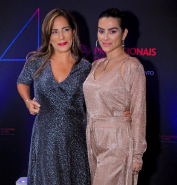 Cleo relembra quando deixou a mãe, Gloria Pires, envergonhada: <i>-Ficou roxa!</i>