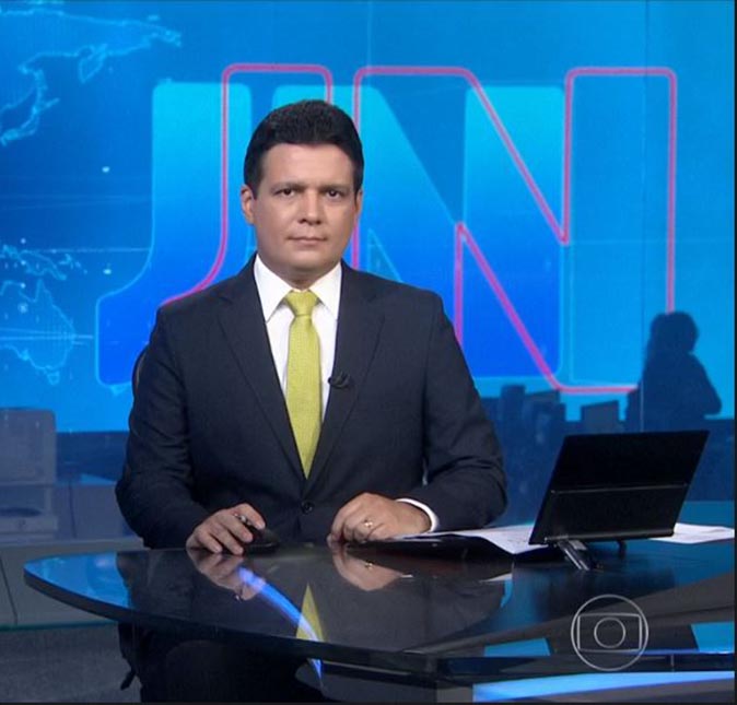 Apresentador do <i>Jornal Nacional</i> agradece apoio após coronavírus: <i>- Em isolamento, mas comemorando uma vitória</i>