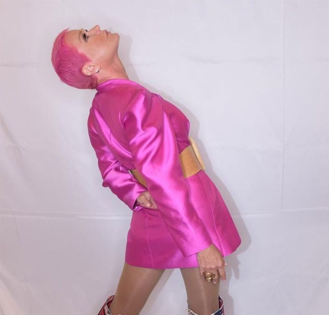 No Carnaval de 2020, Xuxa surpreendeu ao pintar os cabelos, que já estavam bem curtinhos, de rosa! A novidade agradou os fãs da apresentadora, mas durou pouco, e logo ela voltou para os fios platinados.