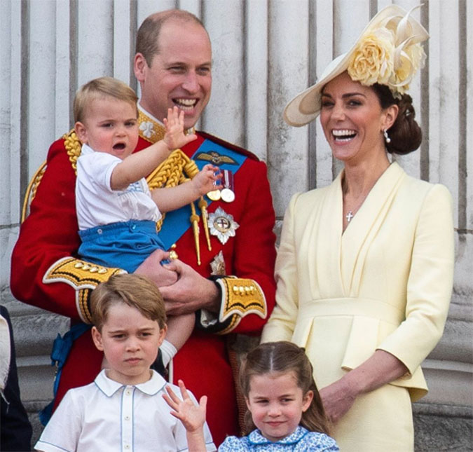 Filhos de Kate Middleton e príncipe William aplaudem médicos que trabalham contra o coronavírus. Veja!