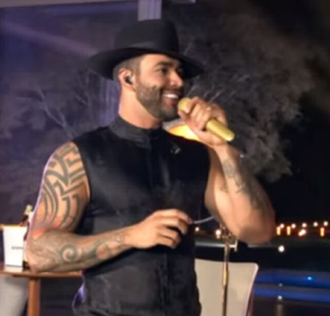 Gusttavo Lima faz <i>show</i> em <I>live</i> e arrecada toneladas de donativos para doação