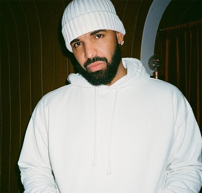 Drake tem jatinho customizado por<i> designer</i> da marca <i>Off-White</i> e fãs se surpreendem; confira!
