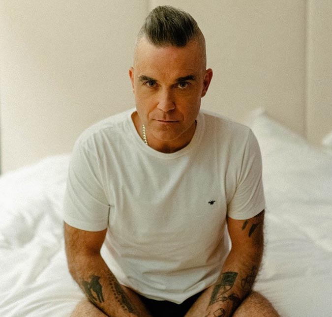 Robbie Williams reencontra família após três semanas isolado devido ao coronavírus