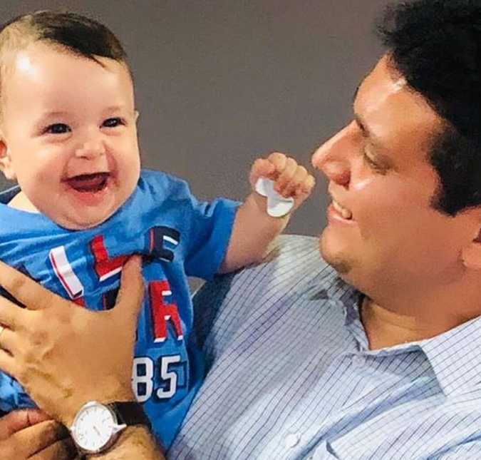 Curado do coronavírus, apresentador do <I>Jornal Nacional</I> mostra primeiros passos do filho: <I>Me sentindo assim</i>
