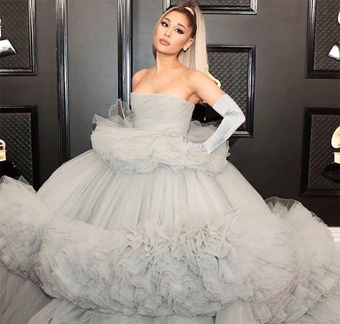 Ariana Grande posa com cabelo natural e fãs elogiam; veja!