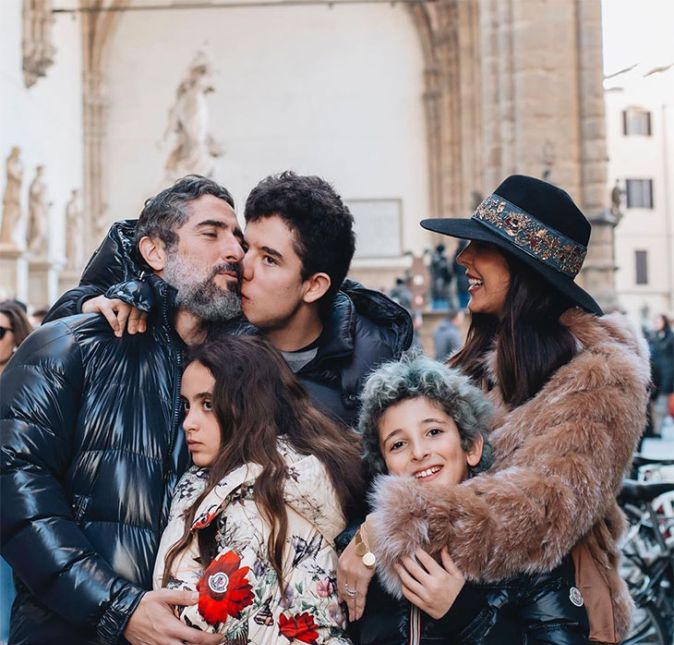 Ainda falando sobre dança, Mion citou a importância de trazer a música para a vida dos filhos, principalmente de Romeo. Ele publicou um vídeo do primogênito dançando e pediu para que as pessoas nunca parassem de acreditar em seus filhos autistas: Se você tem um filho autista, experimente rechear a vida dele de música. Uma pra cada ocasião! Pode ajudá-lo a entender a rotina, identificar a atividade e, dependendo da música, acalmá-lo. Num mundo ideal, como aconteceu com a gente, ela vira a comunicação que descrevi acima! Mas lembre, não é na primeira vez. Pelo contrário, talvez ele nem demonstre que entende ou gosta, mas se você acredita no poder da música e da conexão pode apostar que vai estar funcionando. Tudo no autismo se resume à intuição dos pais: se você acha que faz bem pra criança, repita. Eles precisam de repetição. O tempo todo. Constância e consistência. Mas faço um apelo a todos os pais: NUNCA PARE DE ACREDITAR NO SEU FILHO(A) COM AUTISMO. N U N C A.