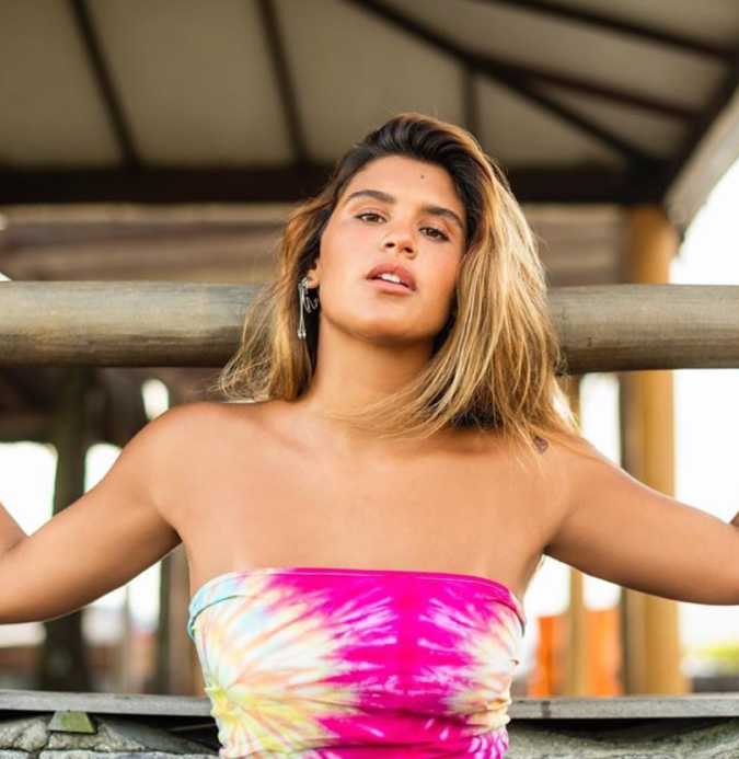 Giulia Costa posa com carão e pede dica aos seguidores: <I>O que estão fazendo além de comer?</I>