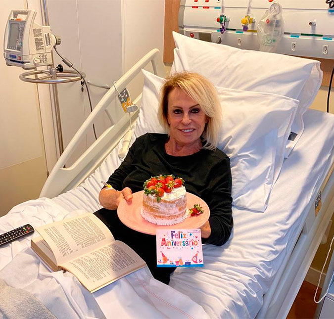Ana Maria Braga ganha bolo de aniversário no hospital e atualiza fãs: <i>Quarta quimio</i>