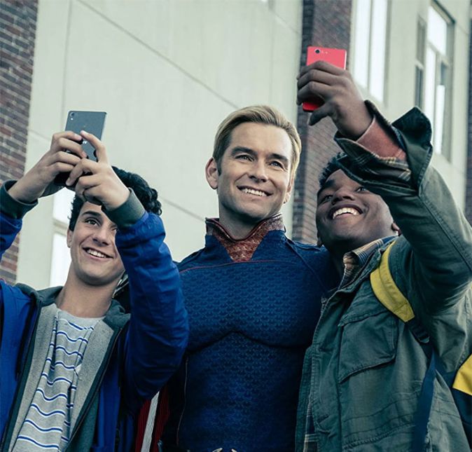 O Amazon Prime Video também conta com várias produções de super-heróis em seu catálogo. The Boys, por exemplo, é uma série original da plataforma, e faz uma paródia bem intensa dos heróis clássicos da DC e Marvel. Na produção, os super-heróis, que deveriam ajudar as pessoas, na verdade não são tão bons assim, e constantemente abusam de seus poderes para conseguirem o que querem. Legal, né? O Amazon Prime Video também conta com várias produções de super-heróis em seu catálogo. The Boys, por exemplo, é uma série original da plataforma, e faz uma paródia bem intensa dos heróis clássicos da DC e Marvel. Na produção, os super-heróis, que deveriam ajudar as pessoas, na verdade não são tão bons assim, e constantemente abusam de seus poderes para conseguirem o que querem. Legal, né?