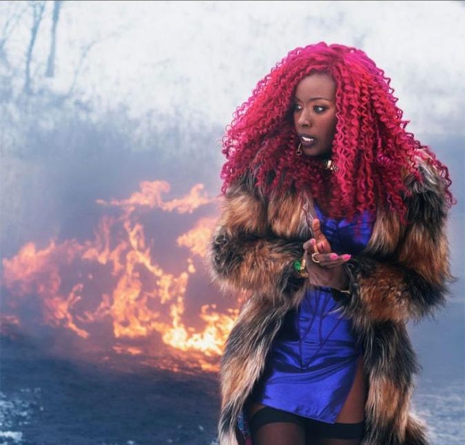 A série Titãs se inspira nos quadrinhos dos Jovens Titãs, e traz uma versão mais adulta dos personagens da DC. Na série, Mutano, Estelar e Dick Grayson lutam contra os vilões enquanto tentam encontrar uma forma de salvar Ravena, que está possuída por uma força sombria. A série é original Netflix. A série Titãs se inspira nos quadrinhos dos Jovens Titãs, e traz uma versão mais adulta dos personagens da DC. Na série, Mutano, Estelar e Dick Grayson lutam contra os vilões enquanto tentam encontrar uma forma de salvar Ravena, que está possuída por uma força sombria. A série é original Netflix.