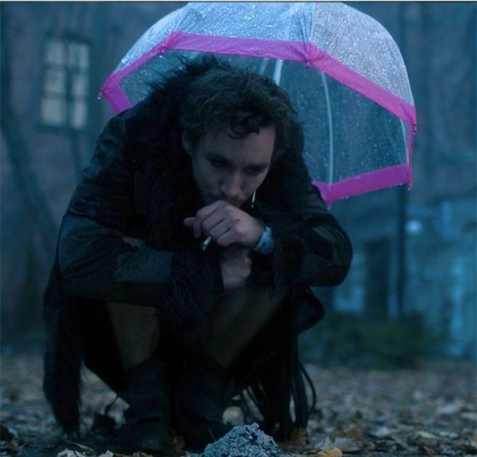 The Umbrella Academy agradou muitos telespectadores quando estreou na Netflix, e conta uma história divertida sobre um grupo de irmãos com super poderes que se reencontram após a morte do pai, e precisam se juntar para derrotar uma ameaça contra a humanidade enquanto descobrem segredos familiares. The Umbrella Academy agradou muitos telespectadores quando estreou na Netflix, e conta uma história divertida sobre um grupo de irmãos com super poderes que se reencontram após a morte do pai, e precisam se juntar para derrotar uma ameaça contra a humanidade enquanto descobrem segredos familiares.