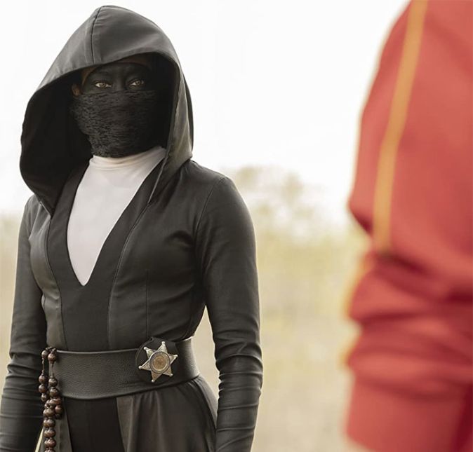 A série Watchmen, inspirada nos quadrinhos de mesmo nome, está disponível na HBO Go e traz super-heróis mais sombrios e uma história bem mais pesada. A produção se passa em um universo paralelo em que esses justiceiros são tidos como criminosos e procurados pelas autoridades, e conta a história da detetive Angela Abar, que investiga o crescimento de um grupo terrorista. Tenso, hein? A série Watchmen, inspirada nos quadrinhos de mesmo nome, está disponível na HBO Go e traz super-heróis mais sombrios e uma história bem mais pesada. A produção se passa em um universo paralelo em que esses justiceiros são tidos como criminosos e procurados pelas autoridades, e conta a história da detetive Angela Abar, que investiga o crescimento de um grupo terrorista. Tenso, hein?