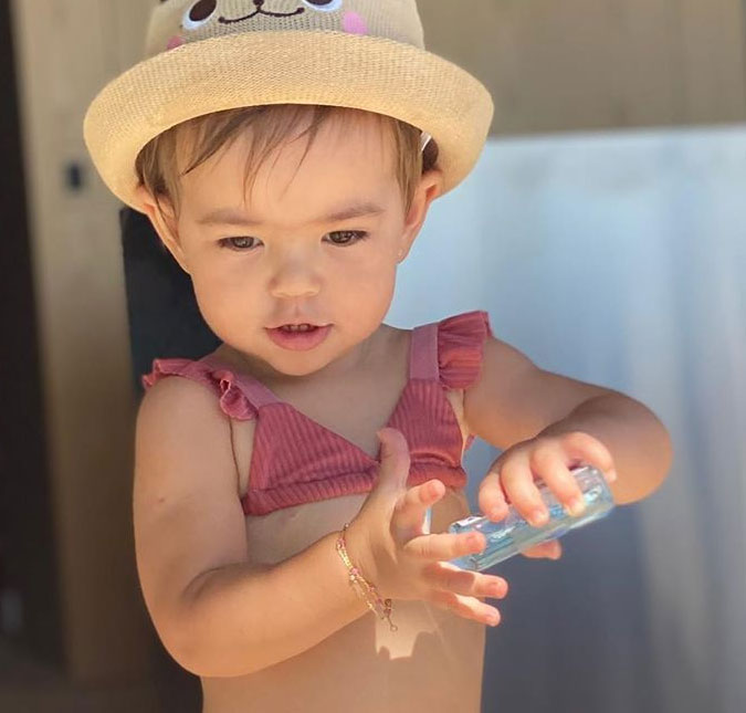 Sabrina Sato encanta seguidores ao compartilhar foto de Zoe passando álcool gel