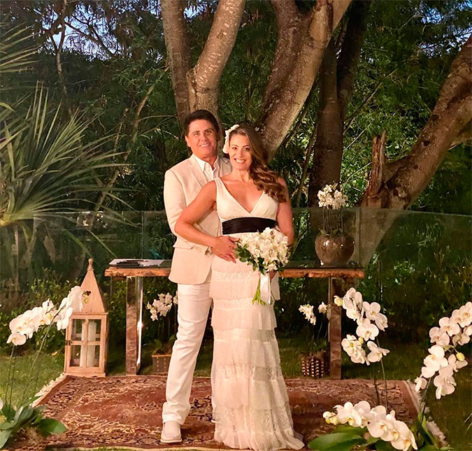 Cesar Filho e Elaine Mickely celebram 20 anos de casados em casa e com ajuda de aplicativo de vídeo, entenda!