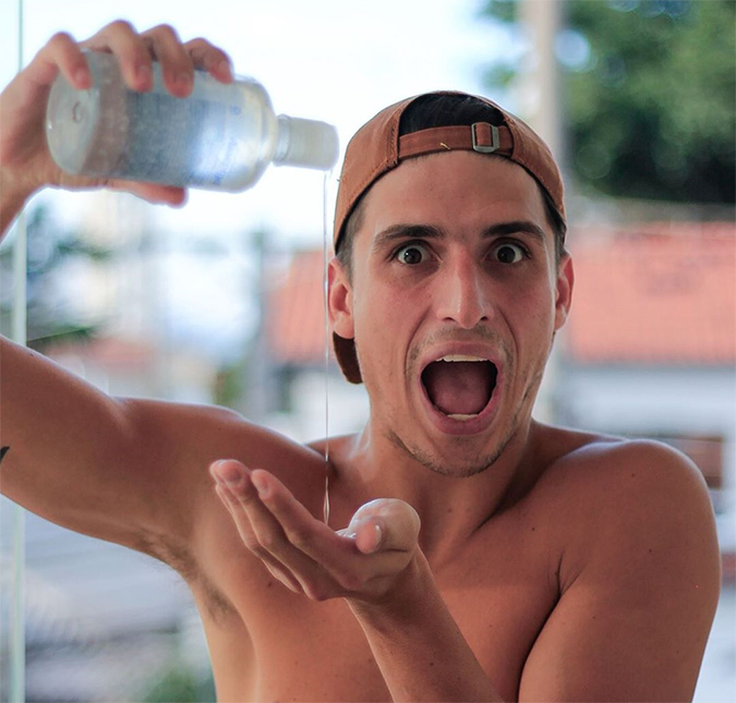 Felipe Prior ignora acusações de estupro e brinca com álcool em gel no <i>Instagram</i>