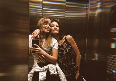 Vitória Strada revela detalhes do relacionamento com Marcella Rica durante <i>live</i>: <i>- Quase não brigamos</i>