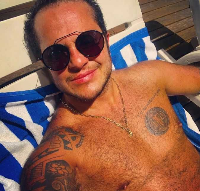 Thammy Miranda, filho de Gretchen, é um homem trans. Ele cresceu sob o olhar do público como uma mulher, mas em 2006 revelou ser gay e, em 2014, revelou ser transgênero. Até hoje, ele lida com o preconceito e fala abertamente sobre os ataques que sofre nas redes sociais. Mais recentemente, Thammy recebeu diversas mensagens de Feliz Dia das Mulheres e rebateu os haters de plantão postando uma foto sua ainda como mulher: Hoje estou recebendo muitos homens vindo aqui me desejar feliz Dia das Mulheres... Essa mulher que está aqui na foto mostra exatamente a força que a mulher tem! Você, mulher, pode ser até homem se você quiser! E para vocês, homens, que vêm aqui me desejar feliz Dia das Mulheres agradeço de coração, pois foi essa mulher aí da foto que me fez o homem que eu sou hoje! Bem mais evoluído do que vocês. Casado com Andressa Ferreira, ele se tornou papai de Bento em janeiro de 2020. Meses depois, ele destacou ao protagonizar uma campanha de Dia dos Pais!