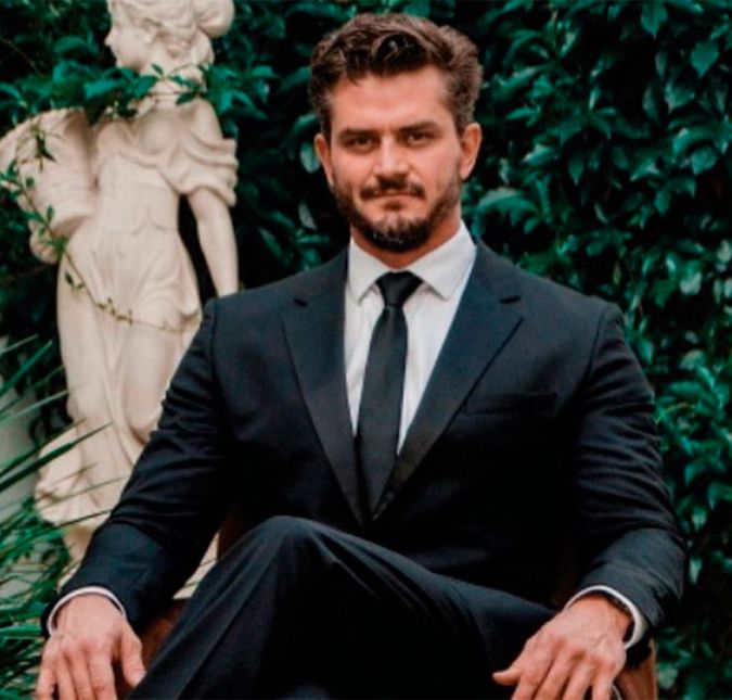 A polêmica que mais deu o que falar no BBB17 envolveu Marcos Harter, que teve uma relação com Emily Araújo durante o confinamento. Em uma festa, o cirurgião plástico foi acusado pelo Ministério Público do Rio de Janeiro (MPRJ) de ter agredido a participante e, por isso, acabou sendo expulso do reality show. Após anos desse caso, ele foi inocentando e comemorou no Twitter: Três anos de espera: absolvido. Nunca foi agressão. Agora, segundo informações da colunista Fábia Oliveira, ele está processando a TV Globo e pede uma indenização de 750 mil reais.